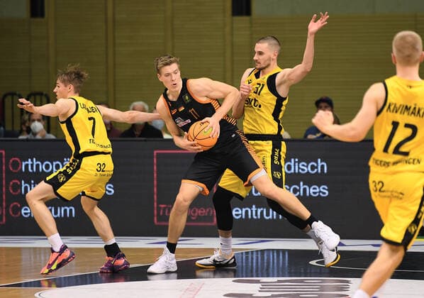 Basketball 2 Bundesliga 2021 2022 11 Matchday 20 11 2021 in Rottenburg Tigers Tuebingen RASTA Vechta Erol Ersek center, RASTA Vechta vs Daniel Keppeler r, Tigers and Timo Lanmueller l, Tigers.