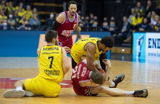 GER, Basketball,BCL, EWE Baskets Oldenburg vs JobStairs Giessen 46ers 20 11 2021, EWE Arena, Oldenburg, GER, easy Credit BBL, EWE Baskets Oldenburg vs JobStairs Giessen 46ers , in picture The fight for the ball Phil PRESSEY EWE Baskets Oldenburg 11 Florian KOCH JobStairs Giessen 46ers 21 Sebastian HERRERA EWE Baskets Oldenburg 7 Kyan ANDERSON JobStairs Giessen 46ers 5 nordphotoxRojahn nph00310