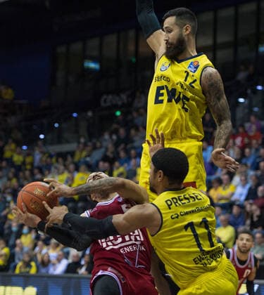 GER, Basketball,BCL, EWE Baskets Oldenburg vs JobStairs Giessen 46ers 20 11 2021, EWE Arena, Oldenburg, GER, easy Credit BBL, EWE Baskets Oldenburg vs JobStairs Giessen 46ers , in picture no foul Phil PRESSEY EWE Baskets Oldenburg 11 Kyan ANDERSON JobStairs Giessen 46ers 5 Martin BREUNING EWE Baskets Oldenburg 12 nordphotoxRojahn nph00310