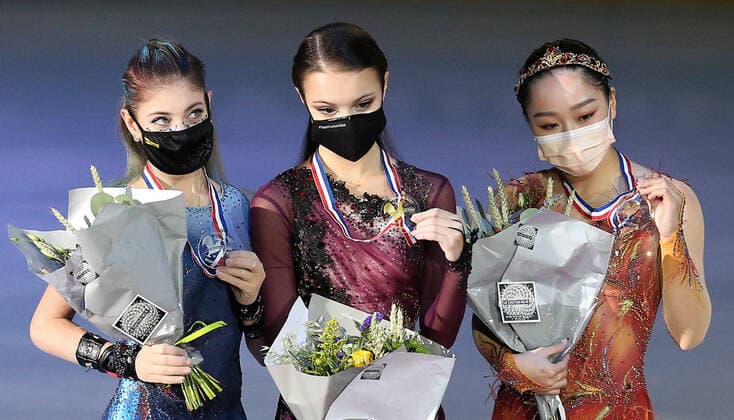 France Figure skating, Eiskunstlauf Grand Prix Series Award Ceremony 6700876 20.11.2021 Silver medalist Russia s Alyona Kostornaya, gold medalist Russia s Anna Shcherbakova and bronze medalist Japan s Wakaba Higuchi pose during an award ceremony for the women s free program during the Grand Prix of Figure Skating at the Patinoire Polesud, in Grenoble, France. Olga Besnard Sputnik Grenobl France  Copyright: xOlgaxBesnardx