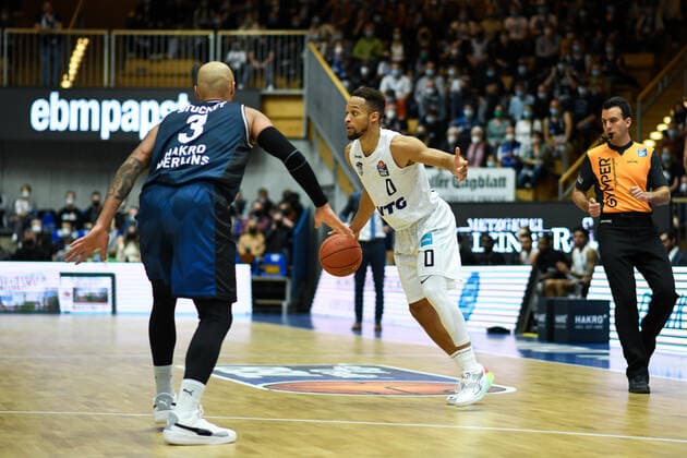 Jaylon Brown Hamburg Towers in a duel with Maurice Stuckey Merlins Crailsheim GER, HAKRO Merlins Crailsheim vs Hamburg Towers, 20 11 2021, 8 Matchday easycredit Basketball Bundesliga, Season 2021 2022 GER, HAKRO Merlins Crailsheim vs Hamburg Towers, 20 11 2021, 8 Matchday easycredit Basketball Bundesliga, Season 2021 2022 Crailsheim Copyright: xEibner MichaelxMemmlerx EP_MMR