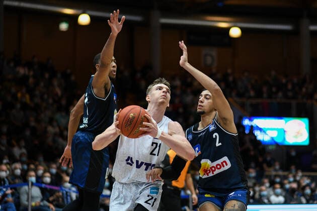 Justus Hollatz Hamburg Towers in a duel with Jared Savage Merlins Crailsheim , Jaren Lewis Merlins Crailsheim , GER, HAKRO Merlins Crailsheim vs Hamburg Towers, 20 11 2021, 8 Spieltag easycredit Basketball Bundesliga, Spielzeit 2021 2022 GER, HAKRO Merlins Crailsheim vs Hamburg Towers, 20 11 2021, 8 Spieltag easycredit Basketball Bundesliga, Spielzeit 2021 2022 Crailsheim Copyright: xEibner MichaelxMemmlerx EP_MMR