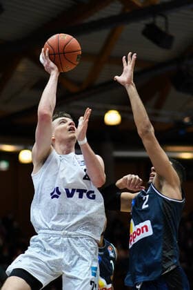 Justus Hollatz Hamburg Towers at the basket against Jared Savage Merlins Crailsheim , GER, HAKRO Merlins Crailsheim vs Hamburg Towers, 20 11 2021, 8 Spieltag easycredit Basketball Bundesliga, Spielzeit 2021 2022 GER, HAKRO Merlins Crailsheim vs Hamburg Towers, 20 11 2021, 8 Spieltag easycredit Basketball Bundesliga, Spielzeit 2021 2022 Crailsheim Copyright: xEibner MichaelxMemmlerx EP_MMR