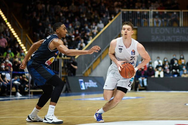 Justus Hollatz Hamburg Towers in a duel with Jaren Lewis Merlins Crailsheim , GER, HAKRO Merlins Crailsheim vs Hamburg Towers, 20 11 2021, 8 Spieltag easycredit Basketball Bundesliga, Spielzeit 2021 2022 GER, HAKRO Merlins Crailsheim vs Hamburg Towers, 20 11 2021, 8 Spieltag easycredit Basketball Bundesliga, Spielzeit 2021 2022 Crailsheim Copyright: xEibner MichaelxMemmlerx EP_MMR