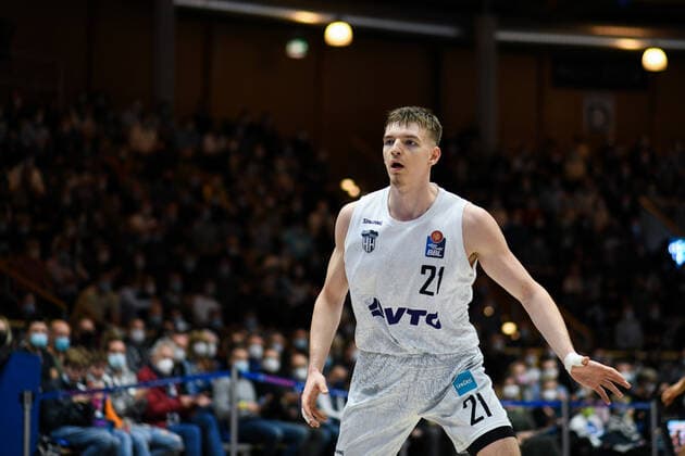 Justus Hollatz Hamburg Towers defends, GER, HAKRO Merlins Crailsheim vs Hamburg Towers, 20 11 2021, 8 match day easycredit Basketball Bundesliga, season 2021 2022 GER, HAKRO Merlins Crailsheim vs Hamburg Towers, 20 11 2021, 8 match day easycredit Basketball Bundesliga, season 2021 2022 Crailsheim Copyright: xEibner MichaelxMemmlerx EP_MMR