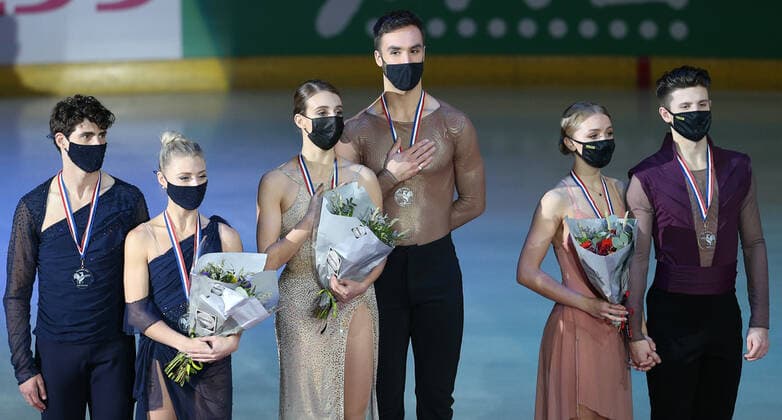 France Figure skating, Eiskunstlauf Grand Prix Series Award Ceremony 6700892 20.11.2021 From left, silver medalists Canada s Piper Gilles and Paul Poirier, gold medalists France s Gabriella Papadakis and Guillaume Cizeron, and bronze medalists Russia s Alexandra Stepanova and Ivan Bukin pose during an award ceremony for the pairs free dance during the Grand Prix of Figure Skating at the Patinoire Polesud, in Grenoble, France. Olga Besnard Sputnik Grenobl France  Copyright: xOlgaxBesnardx