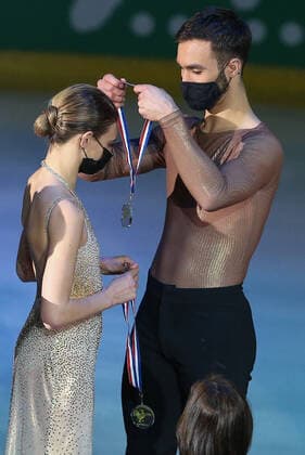 France Figure skating, Eiskunstlauf Grand Prix Series Award Ceremony 6700894 20.11.2021 Gold medalists France s Gabriella Papadakis and Guillaume Cizeron attend an award ceremony for the pairs free dance during the Grand Prix of Figure Skating at the Patinoire Polesud, in Grenoble, France. Olga Besnard Sputnik Grenobl France  Copyright: xOlgaxBesnardx