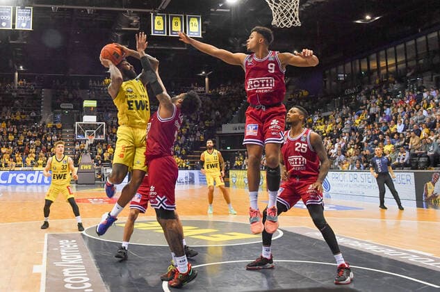 GER, Basketball,BCL, EWE Baskets Oldenburg vs JobStairs Giessen 46ers 20 11 2021, EWE Arena, Oldenburg, GER, easy Credit BBL, EWE Baskets Oldenburg vs JobStairs Giessen 46ers , in picture Cameron CLARK EWE Baskets Oldenburg 15 Brayon BLAKE JobStairs Giessen 46ers 3 Maximilian Maalik BEGUE JobStairs Giessen 46ers 9 j25 nordphotoxRojahn nph00310