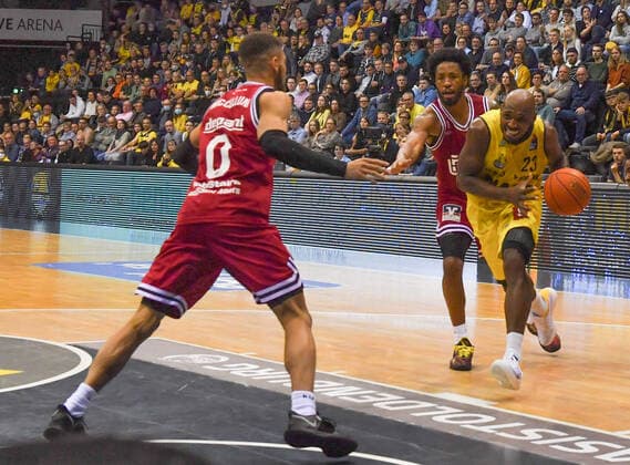 GER, Basketball,BCL, EWE Baskets Oldenburg vs JobStairs Giessen 46ers 20 11 2021, EWE Arena, Oldenburg, GER, easy Credit BBL, EWE Baskets Oldenburg vs JobStairs Giessen 46ers , in picture Rickey PAULDING EWE Baskets Oldenburg 23 Kendale Deshawn McCULLUM JobStairs Giessen 46ers 0 Brayon BLAKE JobStairs Giessen 46ers 3 nordphotoxRojahn nph00310