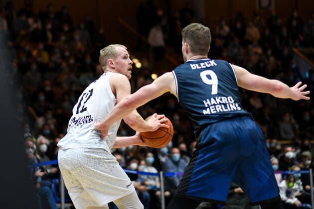 Seth Hinrichs Hamburg Towers in a duel with Fabian Bleck Merlins Crailsheim , GER, HAKRO Merlins Crailsheim vs Hamburg Towers, 20 11 2021, 8 Spieltag easycredit Basketball Bundesliga, Spielzeit 2021 2022 GER, HAKRO Merlins Crailsheim vs Hamburg Towers, 20 11 2021, 8 Spieltag easycredit Basketball Bundesliga, Spielzeit 2021 2022 Crailsheim Copyright: xEibner MichaelxMemmlerx EP_MMR