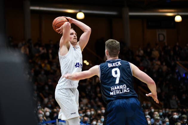 Seth Hinrichs Hamburg Towers in a duel with Fabian Bleck Merlins Crailsheim , GER, HAKRO Merlins Crailsheim vs Hamburg Towers, 20 11 2021, 8 Spieltag easycredit Basketball Bundesliga, Spielzeit 2021 2022 GER, HAKRO Merlins Crailsheim vs Hamburg Towers, 20 11 2021, 8 Spieltag easycredit Basketball Bundesliga, Spielzeit 2021 2022 Crailsheim Copyright: xEibner MichaelxMemmlerx EP_MMR