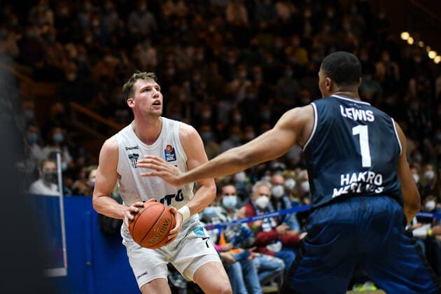 Lukas Meisner Hamburg Towers in a duel with Jaren Lewis Merlins Crailsheim , GER, HAKRO Merlins Crailsheim vs Hamburg Towers, 20 11 2021, 8 Spieltag easycredit Basketball Bundesliga, Spielzeit 2021 2022 GER, HAKRO Merlins Crailsheim vs Hamburg Towers, 20 11 2021, 8 Spieltag easycredit Basketball Bundesliga, Spielzeit 2021 2022 Crailsheim Copyright: xEibner MichaelxMemmlerx EP_MMR