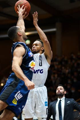Jaylon Brown Hamburg Towers in a duel with Elias Lasisi Merlins Crailsheim , GER, HAKRO Merlins Crailsheim vs Hamburg Towers, 20 11 2021, 8 Spieltag easycredit Basketball Bundesliga, Spielzeit 2021 2022 GER, HAKRO Merlins Crailsheim vs Hamburg Towers, 20 11 2021, 8 Spieltag easycredit Basketball Bundesliga, Spielzeit 2021 2022 Crailsheim Copyright: xEibner MichaelxMemmlerx EP_MMR