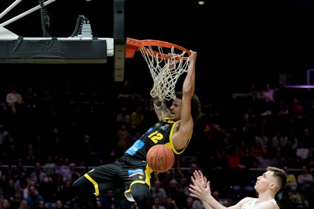 Basketball Loewen Braunschweig MHP Riesen Ludwigsburg Jonah Radebaugh No 12 MHP Riesen Ludwigsburg dunk dunkin Basketball Loewen Braunschweig MHP Riesen Ludwigsburg, Basketball, BBL, 2021 2022 season, 20 11 2021 Braunschweig. Copyright: xEibner-Pressefoto Jan-FredericxHelbigx
