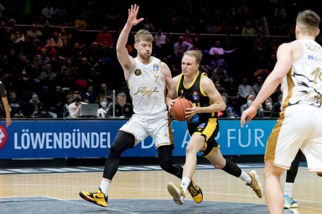 Basketball Loewen Braunschweig MHP Riesen Ludwigsburg Lukas Herzog No 11 MHP Riesen Ludwigsburg vs Luc van Slooten No 4 Basketball Loewen Braunschweig Basketball Loewen Braunschweig MHP Riesen Ludwigsburg, Basketball, BBL, season 2021 2022, 20 11 2021 Braunschweig. Copyright: xEibner-Pressefoto Jan-FredericxHelbigx