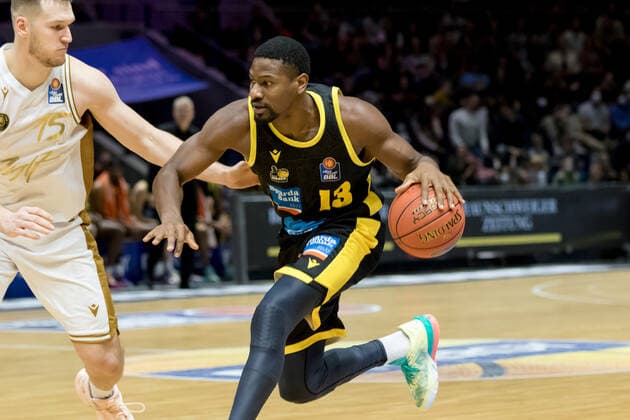 Basketball Loewen Braunschweig MHP Riesen Ludwigsburg Yorman Polas Bartolo No 13 MHP Riesen Ludwigsburg vs Martin Peterka No 15 Basketball Loewen Braunschweig Basketball Loewen Braunschweig MHP Riesen Ludwigsburg, basketball, BBL, season 2021 2022, 20 11 2021 Braunschweig. Copyright: xEibner-Pressefoto Jan-FredericxHelbigx