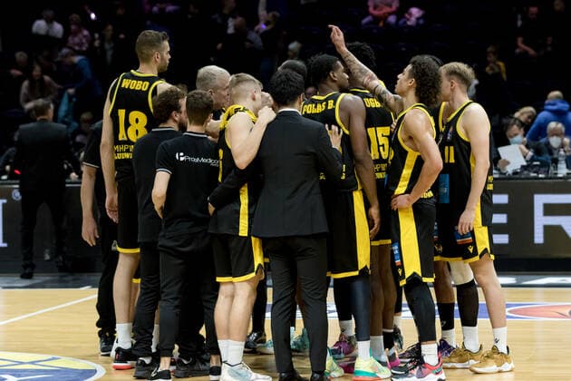 Basketball Loewen Braunschweig MHP Riesen Ludwigsburg team circle victory Basketball Loewen Braunschweig MHP Riesen Ludwigsburg, basketball, BBL, season 2021 2022, 20 11 2021 Braunschweig. Copyright: xEibner-Pressefoto Jan-FredericxHelbigx