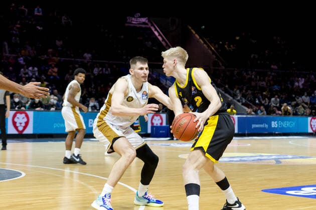 Basketball Loewen Braunschweig MHP Riesen Ludwigsburg Jacob Patrick No 2 MHP Riesen Ludwigsburg vs David Kraemer No 1 Basketball Loewen Braunschweig Basketball Loewen Braunschweig MHP Riesen Ludwigsburg, basketball, BBL, season 2021 2022, 20 11 2021 Braunschweig. Copyright: xEibner-Pressefoto Jan-FredericxHelbigx