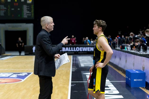 Basketball Loewen Braunschweig MHP Riesen Ludwigsburg John Patrick coach MHP Riesen Ludwigsburg after the game with Jordan Hulls No 1 MHP Riesen Ludwigsburg Basketball Loewen Braunschweig MHP Riesen Ludwigsburg, basketball, BBL, season 2021 2022, 20 11 2021 Braunschweig Copyright: xEibner-Pressefoto Jan-FredericxHelbigx