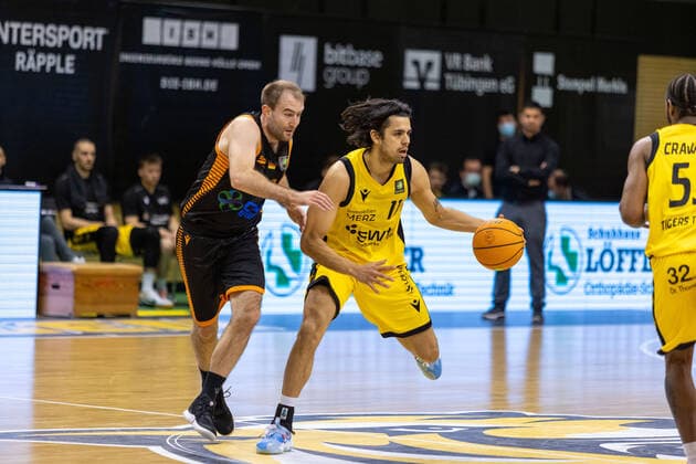 Kevin Smit Rasta Vechta, 10 Erol Ersek Tigers Tuebingen, 11 Tigers Tuebingen vs Rasta Vechta, 2 Basketball Bundesliga, Pro A, Barmer 2 Basketball, 11 Spieltag , Spielzeit 2021 2022, 20 11 2021 Tigers Tuebingen vs Rasta Vechta, 2 Basketball Bundesliga, Pro A, Barmer 2 Basketball, 11 Spieltag , Spielzeit 2021 2022, 20 11 2021 Rottenburg am Neckar Copyright: xNinaxSanderx xEibnerxPressefotox EP_NSR