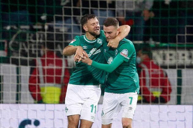 20.11.2021, wohninvest WESERSTADION, Bremen, Ligaspiel, 2. Bundesliga, SV Werder Bremen vs FC Schalke 04, im Bild Torschuetze Niclas Fuellkrug (11, Bremen) und Marvin Duksch (7, Bremen) jubeln nach dem Tor zum 1:1 fuer Bremen DFL regulations prohibit any use of photographs as image sequences and or quasi-video. SV Werder Bremen vs FC Schalke 04 *** 20 11 2021, wohninvest WESERSTADION, Bremen, Ligaspiel, 2 Bundesliga, SV Werder Bremen vs FC Schalke 04, in picture goal scorer Niclas Fuellkrug 11, Bremen and Marvin Duksch 7, Bremen cheer after the goal to 1 1 for Bremen DFL regulations prohibit any use of photographs as image sequences and or quasi video SV Werder Bremen vs FC Schalke 04