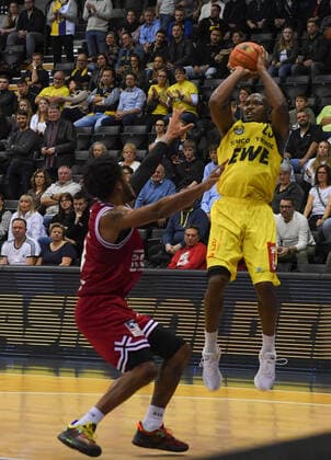 GER, Basketball,BCL, EWE Baskets Oldenburg vs JobStairs Giessen 46ers 20 11 2021, EWE Arena, Oldenburg, GER, easy Credit BBL, EWE Baskets Oldenburg vs JobStairs Giessen 46ers , in picture Rickey PAULDING EWE Baskets Oldenburg 23 Brayon BLAKE JobStairs Giessen 46ers 3 nordphotoxRojahn nph00310