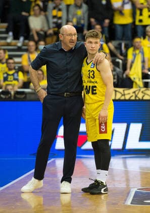 GER, Basketball,BCL, EWE Baskets Oldenburg vs JobStairs Giessen 46ers 20 11 2021, EWE Arena, Oldenburg, GER, easy Credit BBL, EWE Baskets Oldenburg vs JobStairs Giessen 46ers , in the picture Mladen DRIJENCIC EWE Baskets Oldenburg Head Coach Trainer and Bennet HUNDT EWE Baskets Oldenburg 33 on the sideline nordphotoxRojahn nph00310