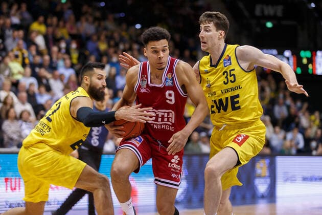 Sport Themen der Woche KW46 Sport Bilder des Tages Oldenburg, Niedersachsen, DEU, 20.11.2021, Maximilian Maalik Begue (Mitte, JobStairs Giessen 46ers), Alen Pjanic (rechts, EWE Baskets Oldenburg) und Martin Breunig (links, EWE Baskets Oldenburg). EWE Baskets Oldenburg vs. JobStairs Giessen 46ers. 1. Basketball-Bundesliga Saison 2021 2022, 8. Spieltag, Grosse EWE Arena. EWE Baskets Oldenburg vs. JobStairs Giessen 46ers *** Oldenburg, Lower Saxony, DEU, 20 11 2021, Maximilian Maalik Begue center, JobStairs Giessen 46ers , Alen Pjanic right, EWE Baskets Oldenburg and Martin Breunig left, EWE Baskets Oldenburg EWE Baskets Oldenburg vs JobStairs Giessen 46ers 1 Basketball Bundesliga Saison 2021 2022, 8 Spieltag, Grosse EWE Arena EWE Baskets Oldenburg vs JobStairs Giessen 46ers www.andreas-burmann.de