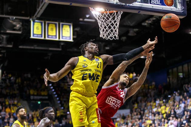 Oldenburg, Lower Saxony, DEU, 20 11 2021, Tai Odiase left, EWE Baskets Oldenburg and Phillip Darnell Fayne II right, JobStairs Giessen 46ers EWE Baskets Oldenburg vs JobStairs Giessen 46ers 1 Basketball Bundesliga Season 2021 2022, Matchday 8, Grosse EWE Arena EWE Baskets Oldenburg vs JobStairs Giessen 46ers. www.andreas-burmann.de