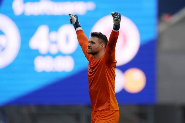 Sport Themen der Woche KW46 Sport Bilder des Tages 2. Bundesliga; SV Darmstadt 98 - FC St. Pauli; 20.11.2021 Torwart Marcel Schuhen ( 1, SV Darmstadt 98) jubelt nach Schlusspfiff, 2. Bundesliga, SV Darmstadt 98 - FC St. Pauli, 20.11.2021, Darmstadt, Merck-Stadion am Boellenfalltor *** 2 Bundesliga SV Darmstadt 98 FC St Pauli 20 11 2021 Goalkeeper Marcel Schuhen 1, SV Darmstadt 98 cheers after final whistle, 2 Bundesliga, SV Darmstadt 98 FC St Pauli, 20 11 2021, Darmstadt, Merck Stadion am Boellenfalltor Copyright: xBEAUTIFULxSPORTS JulienxChristx