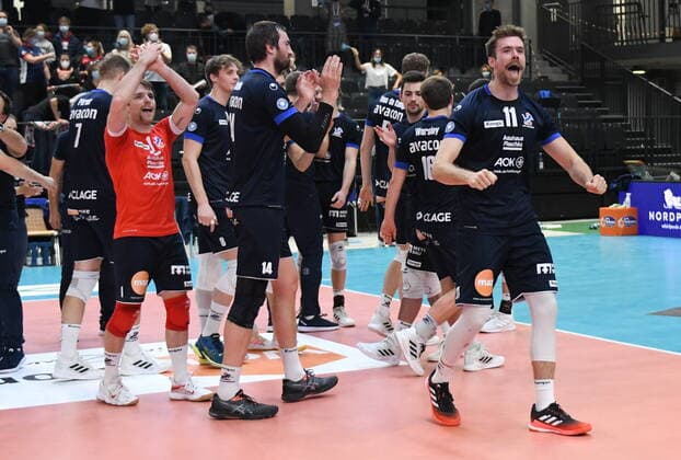Sport Themen der Woche KW46 Sport Bilder des Tages GER; 1.VBL, SVG Lueneburg vs VfB Friedrichshafen 20.11.2021, GER; 1. VBL, SVG Lueneburg vs VfB Friedrichshafen, im Bild die Lueneburger Mannschaft jubelt ueber den Sieg *** GER 1 VBL, SVG Lueneburg vs VfB Friedrichshafen 20 11 2021, GER 1 VBL, SVG Lueneburg vs VfB Friedrichshafen, in the picture the Lueneburg team cheers about the victory nordphotoxGmbH xWitke nph00002