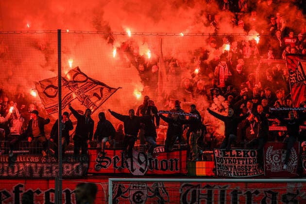 Sport Themen der Woche KW46 Halle, Deutschland 20. November 2021: 3.Liga - 2021 2022 - Hallescher FC vs. Bor. Dortmund II Fans vom Halleschen FC zünden Pyrotechnik im Fanblock, DFB regulations prohibit any use of photographs as image sequences and or quasi-video. Leuna Chemie Stadion Sachsen-Anhalt *** Halle, Germany 20 November 2021 3 Liga 2021 2022 Hallescher FC vs Bor Dortmund II Fans of Hallescher FC ignite pyrotechnics in the fan block, DFB regulations prohibit any use of photographs as image sequences and or quasi video Leuna Chemie Stadion Sachsen Anhalt Copyright: xFotostandx xBallaschx