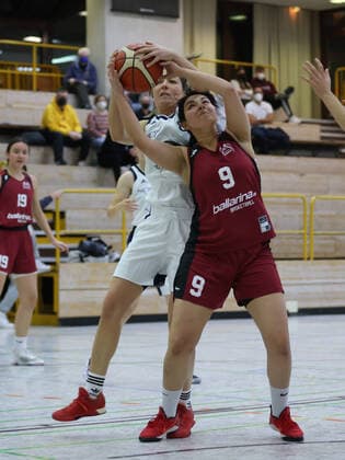 20 11 2021 Basketball Season 2021 2022 Regionalliga RL Women TS Herzogenaurach Shorthorns Regensburg Baskets DaMa Anke Tribula 8, Shorthorns Herzogenaurach M Tatli 9, Regensburg Baskets