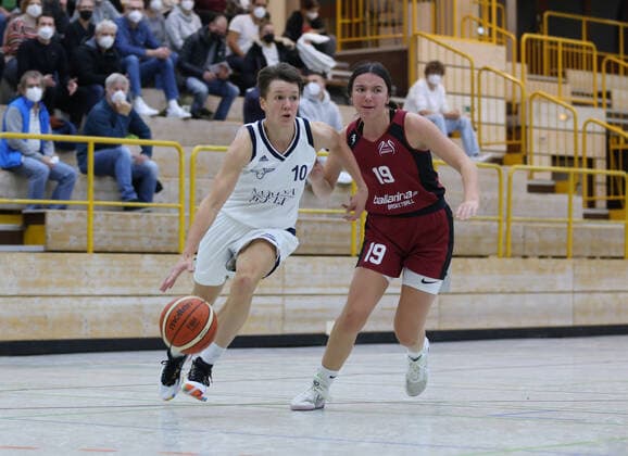 20 11 2021 Basketball Season 2021 2022 Regionalliga RL Women TS Herzogenaurach Shorthorns Regensburg Baskets DaMa Jana Ulbig 10, Shorthorns Herzogenaurach N Stein 19, Regensburg Baskets