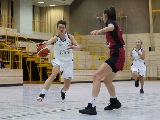 20 11 2021 Basketball Season 2021 2022 Regionalliga RL Women TS Herzogenaurach Shorthorns Regensburg Baskets DaMa Jana Ulbig 10, Shorthorns Herzogenaurach V Großenegger 17, Regensburg Baskets