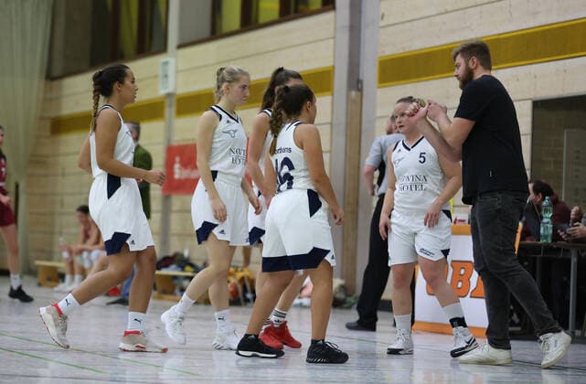 20 11 2021 Basketball Season 2021 2022 Regionalliga RL Women TS Herzogenaurach Shorthorns Regensburg Baskets DaMa Tom Feders Coach Shorthorns Herzogenaurach gives instructions.