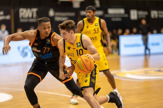 Tyrone Nash Rasta Vechta, 77 Gianni Otto Tigers Tuebingen, 10 Tigers Tuebingen vs Rasta Vechta, 2 Basketball Bundesliga, Pro A, Barmer 2 Basketball, 11 Spieltag , Spielzeit 2021 2022, 20 11 2021 Tigers Tuebingen vs Rasta Vechta, 2 Basketball Bundesliga, Pro A, Barmer 2 Basketball, 11 Spieltag , Spielzeit 2021 2022, 20 11 2021 Rottenburg am Neckar Copyright: xNinaxSanderx xEibnerxPressefotox EP_NSR