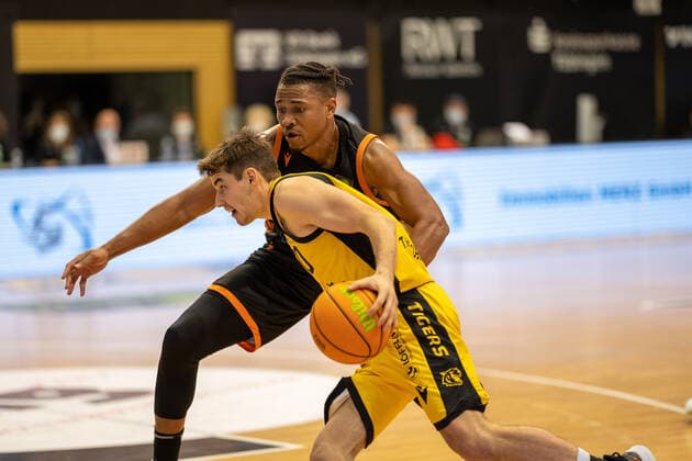 Tyrone Nash Rasta Vechta, 77 Gianni Otto Tigers Tuebingen, 10 Tigers Tuebingen vs Rasta Vechta, 2 Basketball Bundesliga, Pro A, Barmer 2 Basketball, 11 Spieltag , Spielzeit 2021 2022, 20 11 2021 Tigers Tuebingen vs Rasta Vechta, 2 Basketball Bundesliga, Pro A, Barmer 2 Basketball, 11 Spieltag , Spielzeit 2021 2022, 20 11 2021 Rottenburg am Neckar Copyright: xNinaxSanderx xEibnerxPressefotox EP_NSR