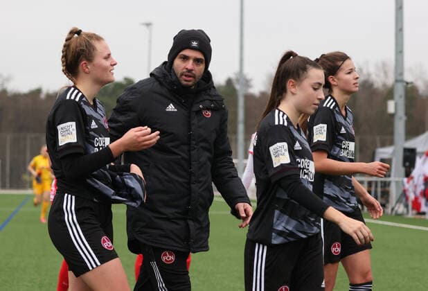 21 11 2021 Football Season 2021 2022 2 Women Football Bundesliga 10 Matchday 1 FC Nürnberg FCN Club RB Leipzig Sports Photo Zink DaMa Osman Cankaya Coach 1 FC Nürnberg FCN gives instructions at half time to Amelie Thöle Thoele 12, 1 FC Nürnberg FCN Rebekka Salfelder 15, 1 FC Nürnberg FCN Nele Bauereisen 23, 1 FC Nürnberg FCN