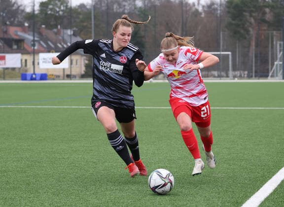 21 11 2021 Football Season 2021 2022 2 Women Football Bundesliga 10 Matchday 1 FC Nürnberg FCN Club RB Leipzig Sportfoto Zink DaMa Amelie Thöle Thoele 12, 1 FC Nürnberg FCN Vanessa Fudalla 21, RB Leipzig RBL Frauen
