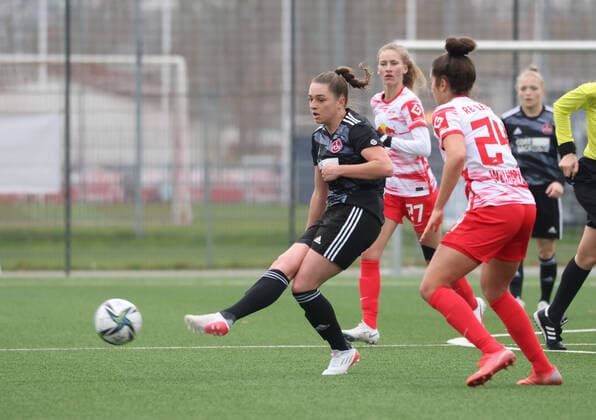21 11 2021 Football Season 2021 2022 2 Women Football Bundesliga 10 Matchday 1 FC Nürnberg FCN Club RB Leipzig Sportfoto Zink DaMa Luisa Richert 10, 1 FC Nürnberg FCN Yvonne Weilharter 24, RB Leipzig RBL Frauen