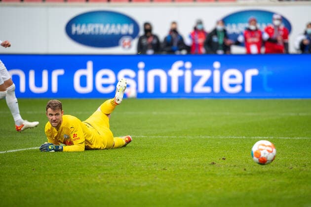 Sport Themen der Woche KW46 Sport Bilder des Tages Tor zum 1:0 durch Christian Kuehlwetter (FC Heidenheim, 24), Stefan Thesker (Holstein Kiel, 05), Thomas Daehne (Holstein Kiel, 21), GER, FC Heidenheim (FCH) vs. Holstein Kiel (HK), Fussball, Bundesliga, 14. Spieltag, Spielzeit 2021 2022, 21.11.2021, DFB DFL regulations prohibit any use of photographs as image sequences and or quasi-video., GER, FC Heidenheim (FCH) vs. Holstein Kiel (HK), Fussball, Bundesliga, 14. Spieltag, Spielzeit 2021 2022, 21.11.2021 Heidenheim *** Goal for 1 0 by Christian Kuehlwetter FC Heidenheim, 24 , Stefan Thesker Holstein Kiel, 05 , Thomas Daehne Holstein Kiel, 21 , GER, FC Heidenheim FCH vs Holstein Kiel HK , Football, Bundesliga, 14 Matchday, Season 2021 2022, 21 11 2021, DFB DFL regulations prohibit any use of photographs as image sequences and or quasi video , GER, FC Heidenheim FCH vs Holstein Kiel HK , Football, Bundesliga, 14 Spieltag, Spielzeit 2021 2022, 21 11 2021 Heidenheim Copyright: xEibner-Pressefoto SaschaxWaltherx EP_EER
