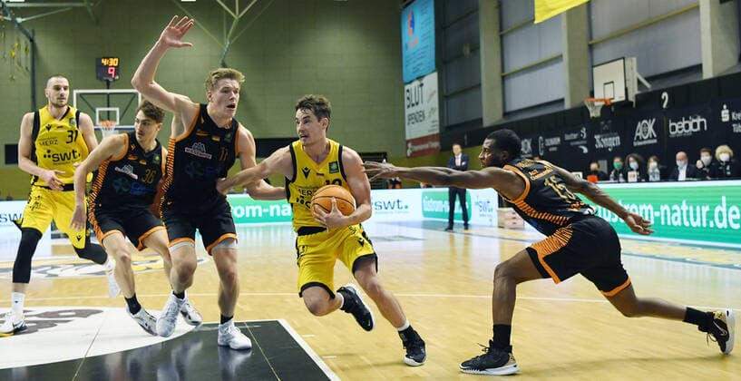Basketball 2 Bundesliga 2021 2022 11 Matchday 20 11 2021 in Rottenburg Tigers Tuebingen RASTA Vechta Gianni Otto 2 v r, Tigers against Robin Lodders 2 li, RASTA Vechta , James Washington r, RASTA Vechta as well as watched by Kristofer Krause 2 li, RASTA Vechta and Daniel Keppeler li, Tigers
