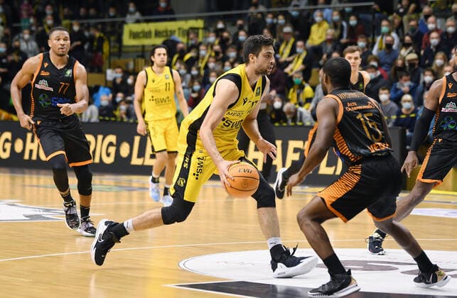 Basketball 2 Bundesliga 2021 2022 11 Matchday 20 11 2021 in Rottenburg Tigers Tuebingen RASTA Vechta Mateo Seric center, Tigers vs Robin Lodders re, RASTA Vechta.