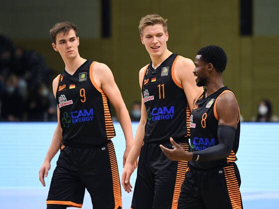 Basketball 2 Bundesliga 2021 2022 11 Matchday 20 11 2021 in Rottenburg Tigers Tuebingen RASTA Vechta Disappointment RASTA Vechta Joschka Ferner, Robin Lodders and Josh Young v li