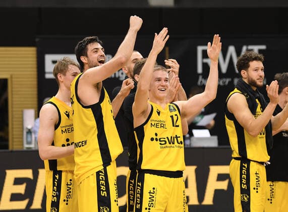 Basketball 2 Bundesliga 2021 2022 11 Matchday 20 11 2021 in Rottenburg Tigers Tuebingen RASTA Vechta FINAL CHEER Tigers Timo Lanmueller, Mateo Seric , Aatu Kivimaeki and Joanic Gruettner Bacoul v li.