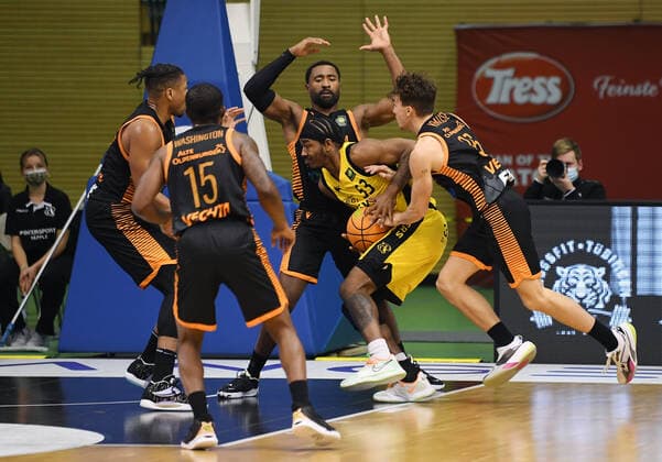 Basketball 2 Bundesliga 2021 2022 11 Matchday 20 11 2021 in Rottenburg Tigers Tuebingen RASTA Vechta Isaiah Crawley centre, Tigers vs Kristofer Krause right, RASTA Vechta and Preston Purifoy centre back, RASTA Vechta as well as Tyrone Nash left, RASTA Vechta and James Washington 2 v left, RASTA Vechta.