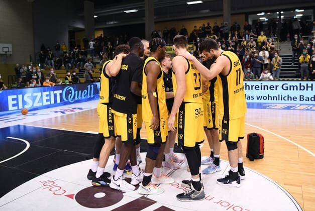 Basketball 2 Bundesliga 2021 2022 11 Matchday 20 11 2021 in Rottenburg Tigers Tuebingen RASTA Vechta Team circle Tigers after the match