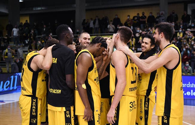 Basketball 2 Bundesliga 2021 2022 11 Matchday 20 11 2021 in Rottenburg Tigers Tuebingen RASTA Vechta Team circle Tigers after the game Bakary Dibba, Isaiah Crawley, Ryan Richard Mikesell, Erol Ersek and Mateo Seric v li.