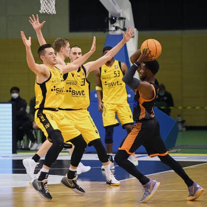 Basketball 2 Bundesliga 2021 2022 11 Matchday 20 11 2021 in Rottenburg Tigers Tuebingen RASTA Vechta Josh Young right, RASTA Vechta vs Ryan Richard Mikesell left, Tigers and Daniel Keppeler 2 v left , Tigers.